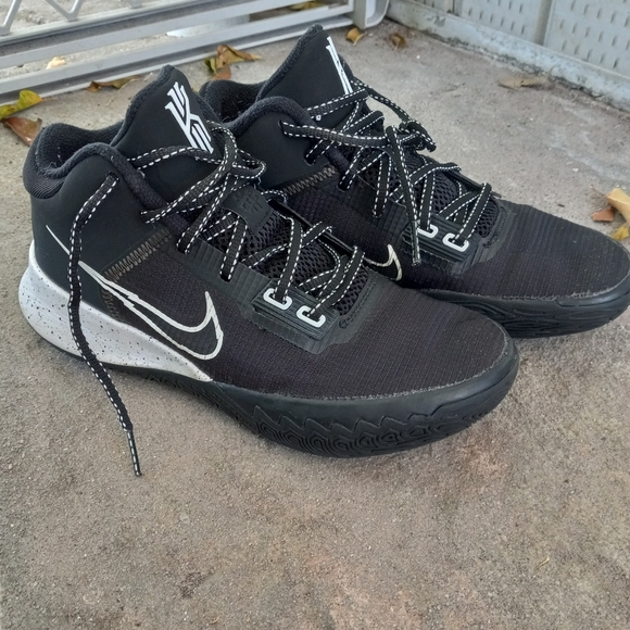 kyrie flytrap size 6